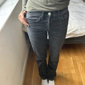 Ett par raka basic jeans från zara i storlek 34☺️ midjan är mid. 