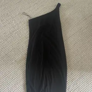 Jättefin tajt svart klänning från bik bok som tyvärr är lite stor till mig 💗 knappt använd 