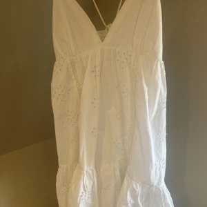 Klänning från zara - Säljer min fina klänning från zara då den tyvärr är lite kort på mig, använd fåtal gånger och är som ny, kommer såklart tvättas innan, skriv privat för fler bilder. 200+ 60kr frakt eller mötas i Uppsala, pris kan diskuteras