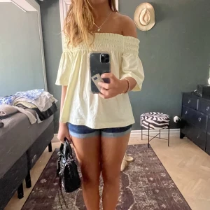 Off shoulder tröja - Säljer denna superfina off shoulder tröjan!! Super bra skick, endast använd några gånger🥰