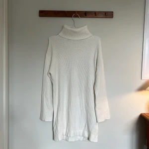 Stickad klänning  - En stickad klänning från NA-KD i storlek s. Klänningen är i väldigt bra skick då den endast en använd vid ett tillfälle! Superfin till stövlar eller sneakers. Skön både på sommaren och även på hösten/vintern.💗passar även xs