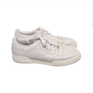 Adidas sneakers - Säljer ett par adidas sneakers i strl 40! 