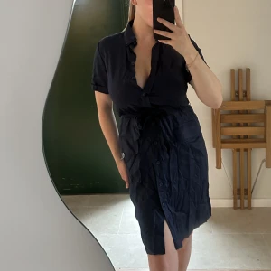 Klänning i safarimodell Gant - Måste nu sälja iväg min fina fina klänning från Gant i det skönaste sommarmaterialet då den blivit för liten. Så sval och härlig klänning i en safarimodell. Köpt förra sommaren, använd vid fåtal tillfällen och är i nyskick. Passar en xs/s.