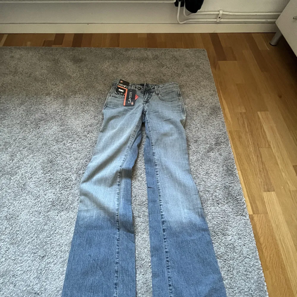Snyggaste lågmidjad bootcut jeansen med alla lappar kvar. Storlek 26, midjemått 35cm innerbenslängd 82cm. Kan inte skicka bild på då dem tyvärr inte passar💕💕🙌. Jeans & Byxor.