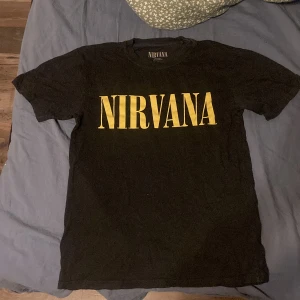 Nirvana T-shirt  - En nirvana t shirt i storlek XS köpt i Carlings. Bra skick. Priset kan diskuteras.:)