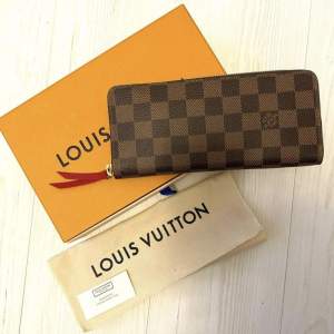 Nypris: 6.250 sek Mitt pris: 5.000 sek  Säljer nu min fina och nästintill oanvända Louis Vuitton plånbok. Alla tillbehör och kvitto från butiken finns kvar. Insidan röd - cerise och utsidan Damier ebene canvas.  MS