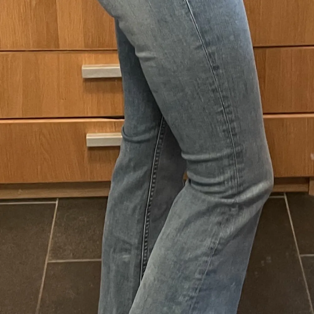 Stretchiga och sköna flaire jeans från Mango. Säljes då de tyvärr är för långa för mig (jag är ca 169 cm). Använda en gång på jobbet.  Midjemått: ca 36-39 cm (stretchigt) Innerbenslängd: ca 89 cm Mellanhög midja. Jeans & Byxor.