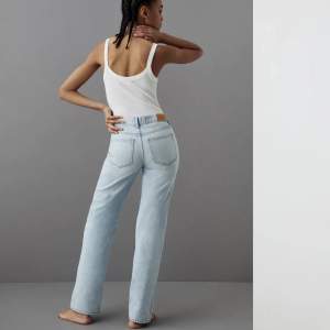 Säljer mina low waist jeans från Gina! Lånade bilder från hemsidan men ser exakt lika dana ut! Storlek 36.