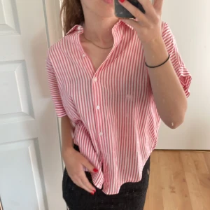 Randig skjorta - Kortärmad skjorta från hm!! Så himla sval och mjuk, perfekt över axlarna på stranden