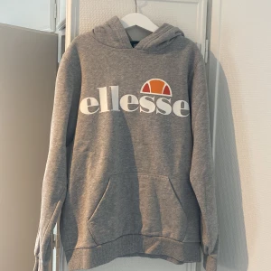 Grå ellesse tröja  - En grå och fin ellesse tröja utan skavanker. 