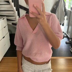 Stickad Tröja - Säljer min rosa stickade tröja från hm för att den inte kommer till användning längre🩷använd fåtal gånger och inte sönder någonstans! Skriv för frågor eller annat💘💘