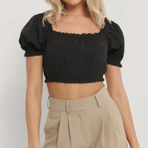 Svart topp - Svart topp från NA-KD som inte kommer till användning💕storlek 32 och i nyskick! (Nypris 319kr)💕