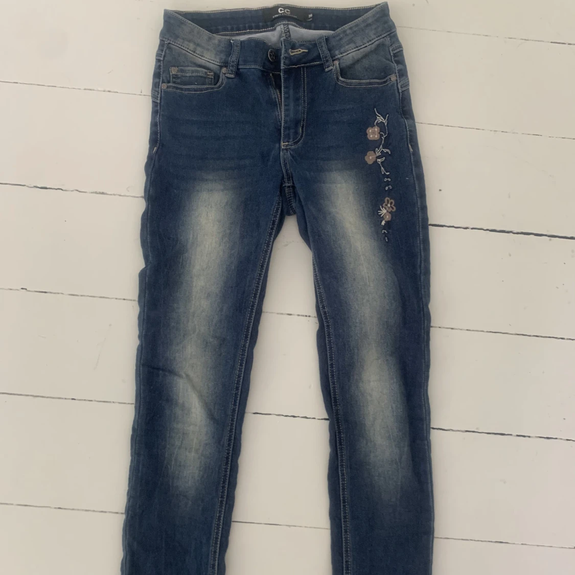 Jeans med fin detalj - 90