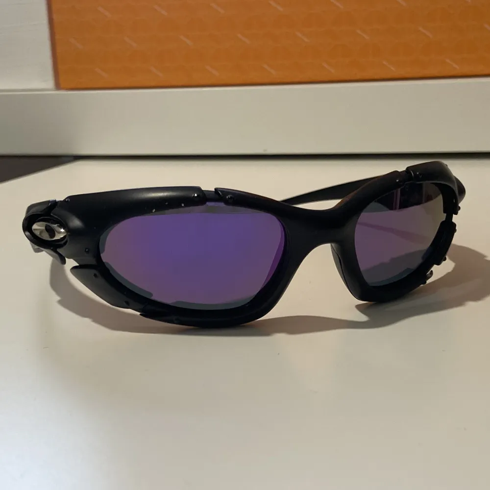 Helt nya solglasögon från Halucyon.com Limited edition (Säljs inte längre) Köpta för 998kr Kan mötas upp i gbg om du vill slippa frakt!. Accessoarer.