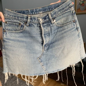 Levis Jeanskjol - Levis Jeanskjol köpt på Sellpy i bra skick. Strlk W30 L31, men skulle säga att den passar XS-S. På mig som vanligtvis har S-M i underdelar sitter den högmidjat men på en XS lågmidjat. Skriv för fler bilder/mått eller annat 🫶🏻