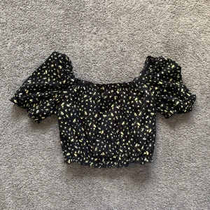 söt sommar topp - så fin, blommig och somrig topp som fungerar både som t shirt och off shoulder ❤️