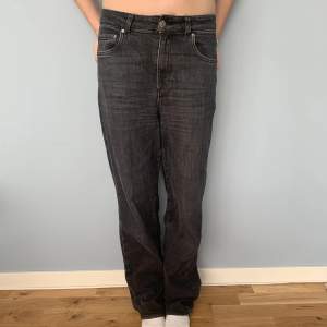 Raka jeans från Wera i strlk 34. Skulle säga att dom är stora i storleken då en 36 eller 38 också kan få på sig dom. Men då sitter de såklart mer tajt.  Modellen är 164 cm lång.