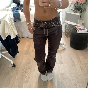 Eytys byxor - säljer mina vinröda / brun ish Eytys byxor i modellen Cypress, eftersom de inte används längre🥲Super coola och unika. Storlek 25/30 och passar mig som är ca 164cm och har vanligtvis storlek 32 eller 34 i kläder!✨Perfekt till hösten💕🍁(pris kan diskuteras)