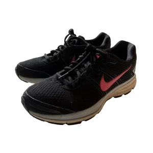 träningsskor - Sparsamt använda nikes då jag insåg för sent att de var för små för mig. Perfekt träningssko!