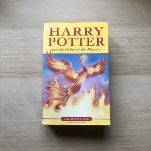 Harry Potter bok 5 - Bok 5 i Harry Potter serien  Gammal version  papperet är därför mer åt det gula hållet Inga andra skador som kan ses utför det bilderna visar 