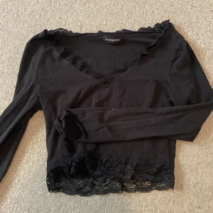 Even and odd  - Even and odd croppad långärmad tröja  Köpt på Zalando  Storlek S  100kr plus köparen står för frakten  Skriv för fler bilder eller dissektion av priset💞