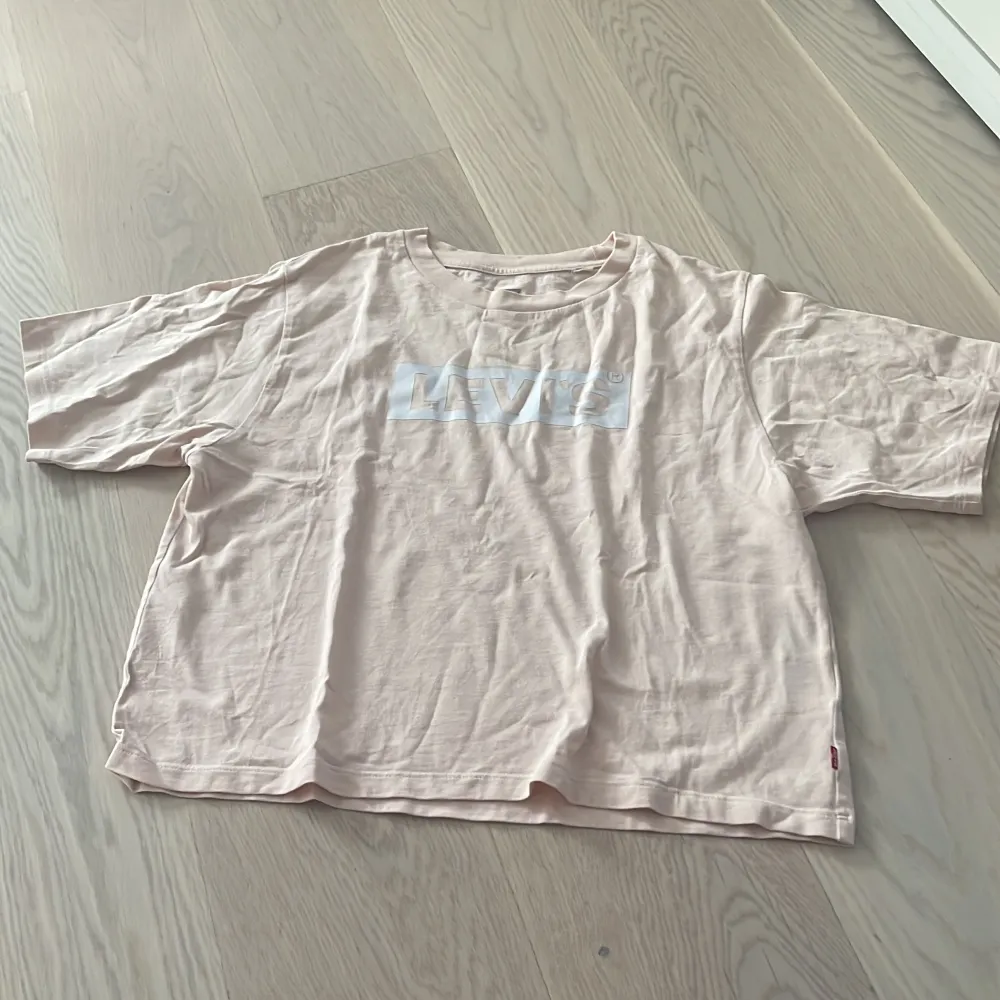 Snygg Levi’s T-shirt, nästan aldrig använd   Lite skrynklig nu på bilden men de e ba o stryka . T-shirts.