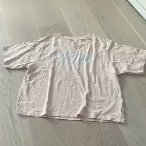Snygg Levi’s T-shirt, nästan aldrig använd   Lite skrynklig nu på bilden men de e ba o stryka 