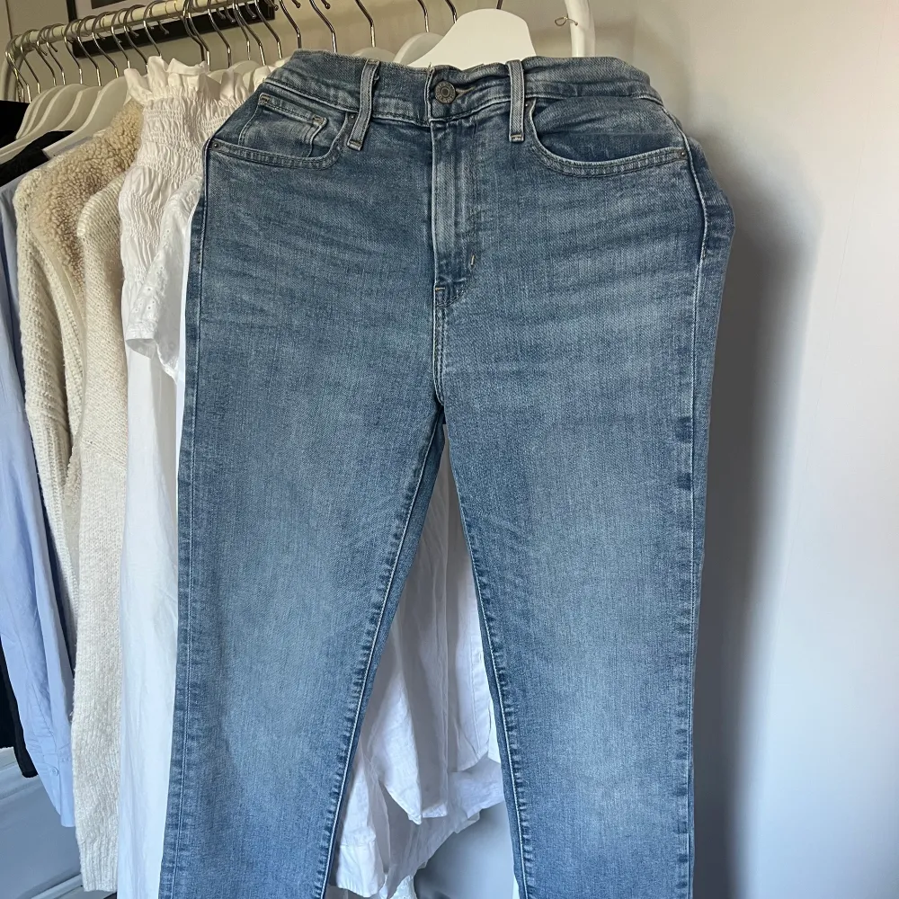 724 High Rise Straight Levi’s jeans strl 26. Är blå, vet inte varför dom ser grå ut i washen på den andra bilden. Bra skick!. Jeans & Byxor.