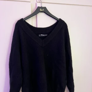 Stickad tröja  - Svart stickad tröja med V ringning som bara använts 2-3 gånger. Känns inte stickig på kroppen🖤