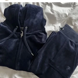 Marinblå juciyset - Säljer dessa fina juciy set dock är kedjan på  koftan är sönder och byxornas snören borta så jag säljer dom för mycket mindre. Köptes för 2300 och haft dom den maj❤️man kan köpa byxorna enskilt och koftan enskilt då diskuteras pris i dm byxor:XSS kofta: S❤️