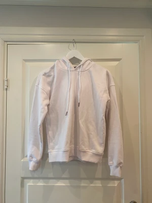 Vit hoodie - Säljer denna vita hoodie från Urban Classics då den är för liten för mig🫶🏻