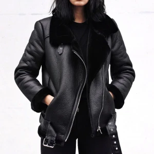 skinnjacka med fluff!  - Säljer nu min superfina jacka från zara då den inte kom till användning pga en ny skinnjacka. Använd max 5 gånger och super fint skick! 💕 ( lånade bilder )