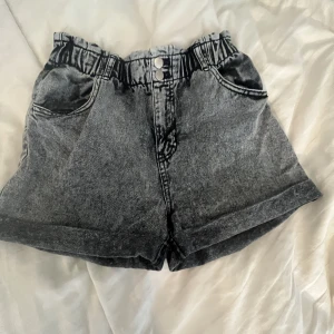 Grå shorts - 🩶🩶