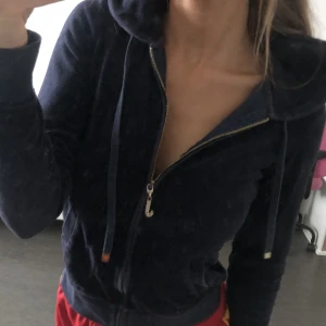 Juicy Couture - Säljer denna i färgen marinblå köpt från NK för några år sedan. I bra skick. Nytt pris 1199 kr. I storlek S, men sitter snyggt på mig som har XS. 
