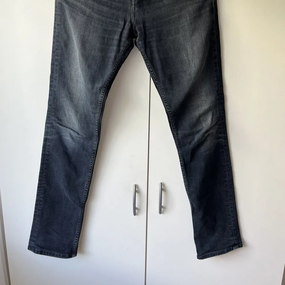 Mörkgrå jeans från Tommy Hilfiger! Skulle säga att de är straight/slim❤️ storlek 28/32, 200kr! Köparen står för frakt📬. Jeans & Byxor.