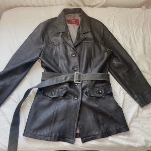 Läder jacka - I använt skick! Den har hål i fickorna (vilket lätt går att laga) och andra defekter, kan skicka bilder vid intresse! Uppskattar till M