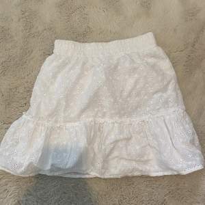 Vit söt och trendig kjol!💕 Den är kort men inte för kort, använder den ibland som topp💕 kontakta direkt om ni är intresserade, jag svarar snabbt 