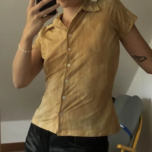 Skjorta från Diesel🧠 - En otrolig beige skjorta från Diesel, lite figursydd!  Frakt tillkommer 🪩 