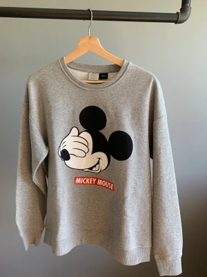 Mickey mouse sweatshirt - Säljer en Mickey mouse sweatsirt i nyskick.
