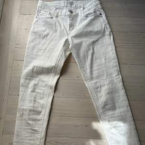 Vita tajta jeans, från Lindex. Oanvända,kort benmodell. 