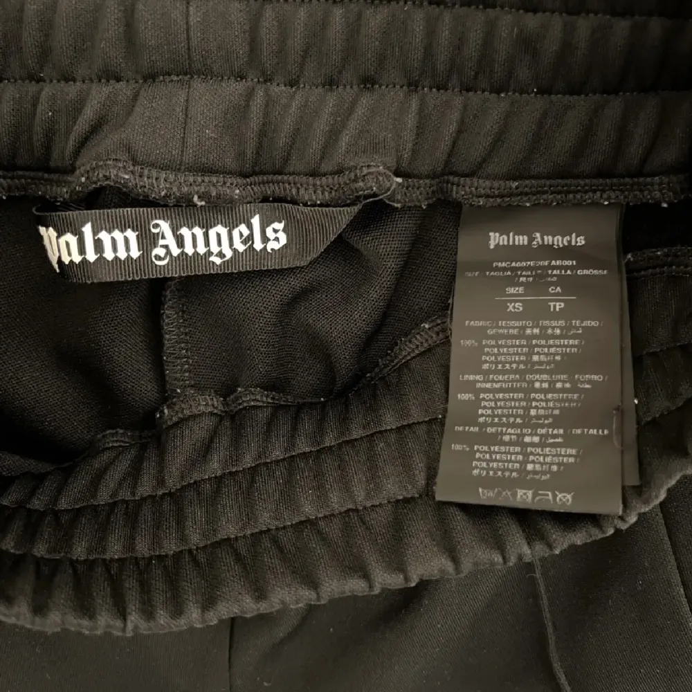 Palm angels byxor str xs skick 8/10 Använda denna sommaren säljes pågrund av att dom är för små.. Jeans & Byxor.