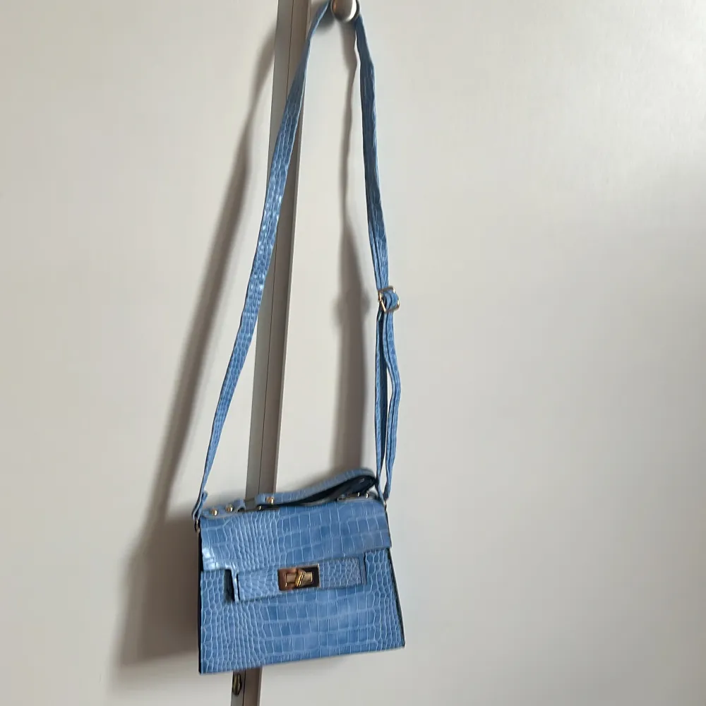 Väldigt fin handväska i babyblå färg. . Väskor.