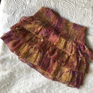 Minikjol Zara - Säljer denna fina minikjol från zara då det tyvärr är alldeles för liten på mig.. köpt second hand så är lite smått sliten men ändå i fint skick! 