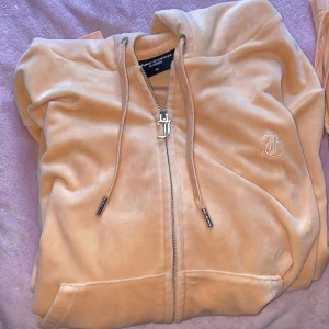Juicy couture   - Juicy couture mjukisdress 2 delar, använt bara 1 gång, köpt från Nelly, jag köpte båda sammanlagt för 2 298 kr.  