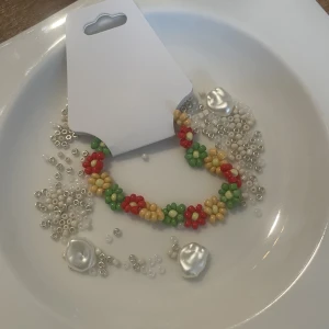 Armband - Armband i rocaillespärlor med elastisk tråd