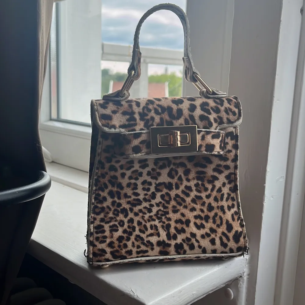 En super snygg liten leopard handväska. . Väskor.