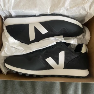 Veja SDU RT B-MESH - Brand new, in box, never worn. Price is fixed at 1000sek.