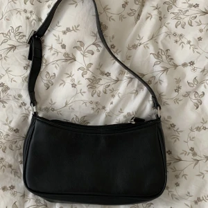 Svart handväska  - Väska från monki🖤