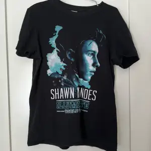 Shawn Mendes Illuminate Tour T-shirt köpt på hans konsert i Stockholm