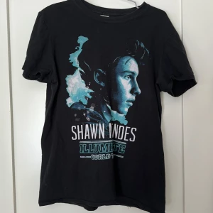 Shawn Mendes - Shawn Mendes Illuminate Tour T-shirt köpt på hans konsert i Stockholm